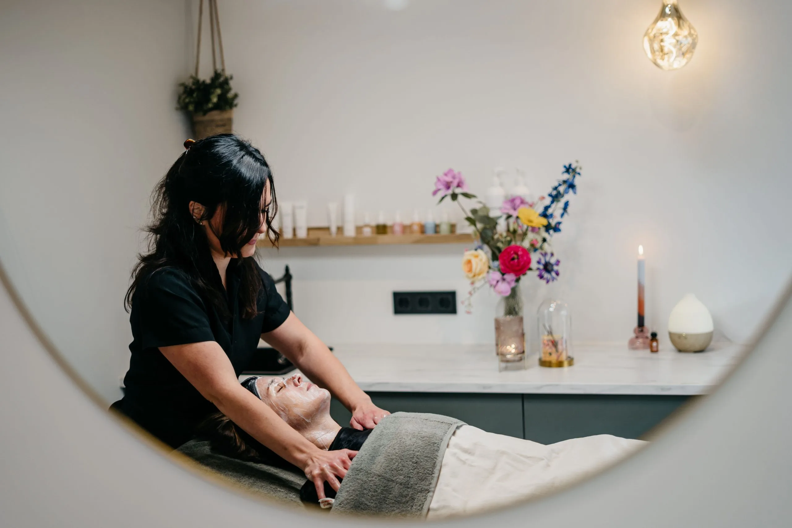 Vrouw krijgt een gezichtsmassage